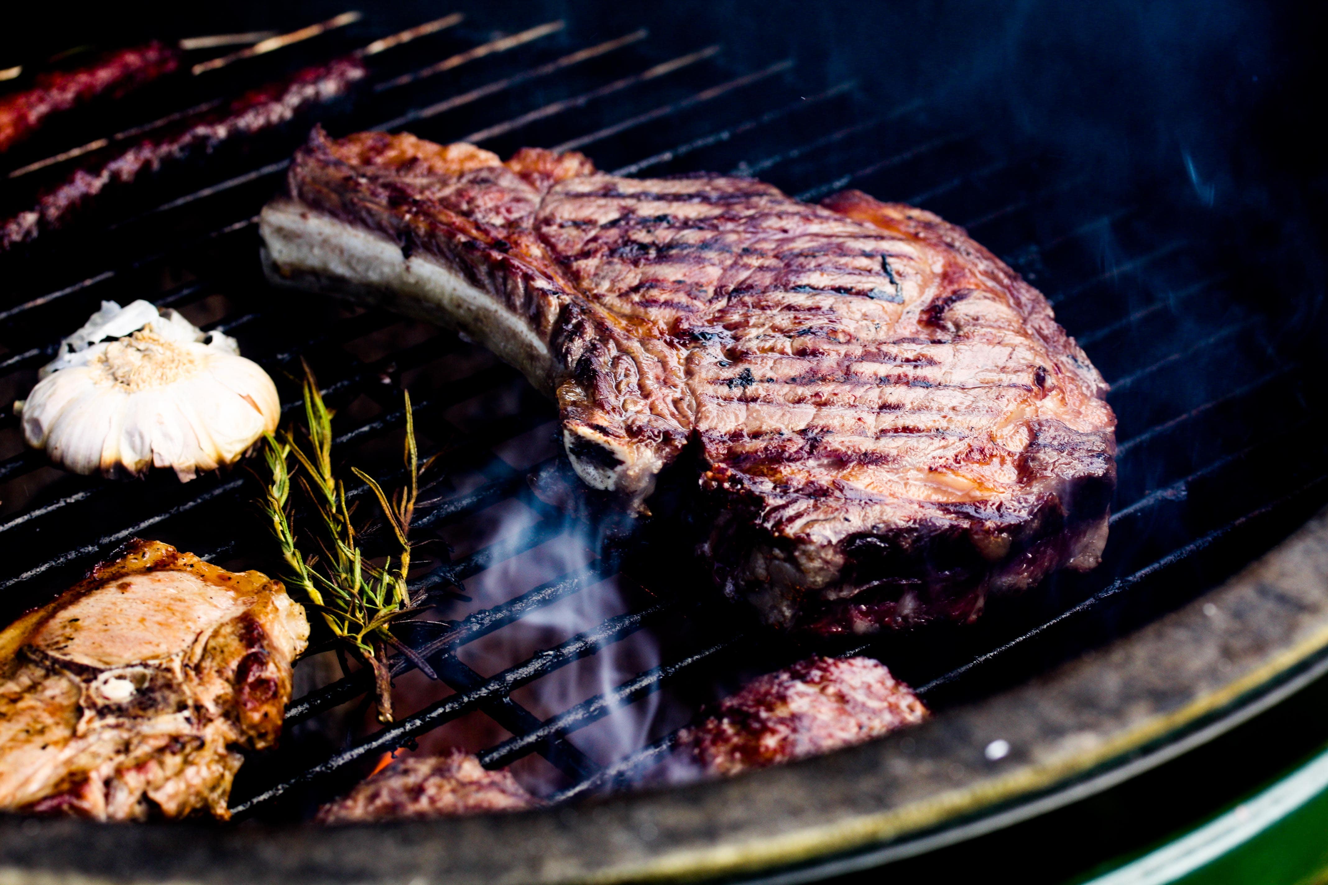 BBQ instructies van de chef biefstuk bakken