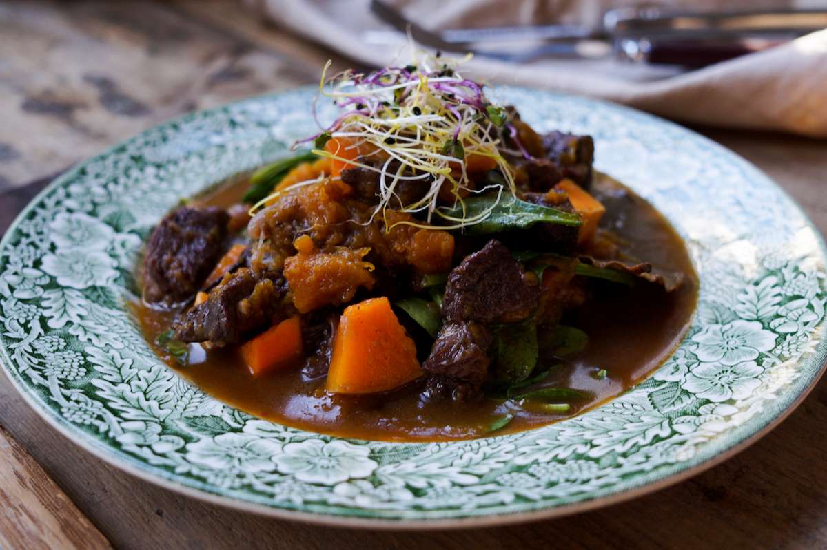 Goulash met spinazie en pompoen
