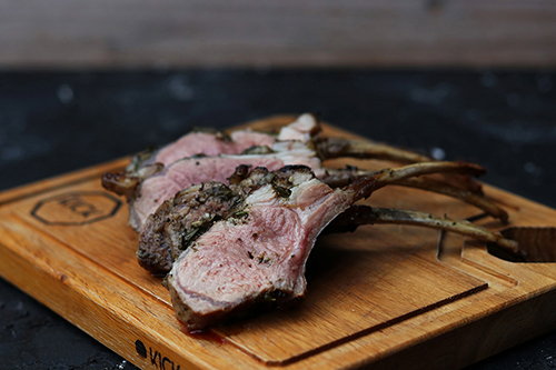 Lamsrack in groene kruiden marinade